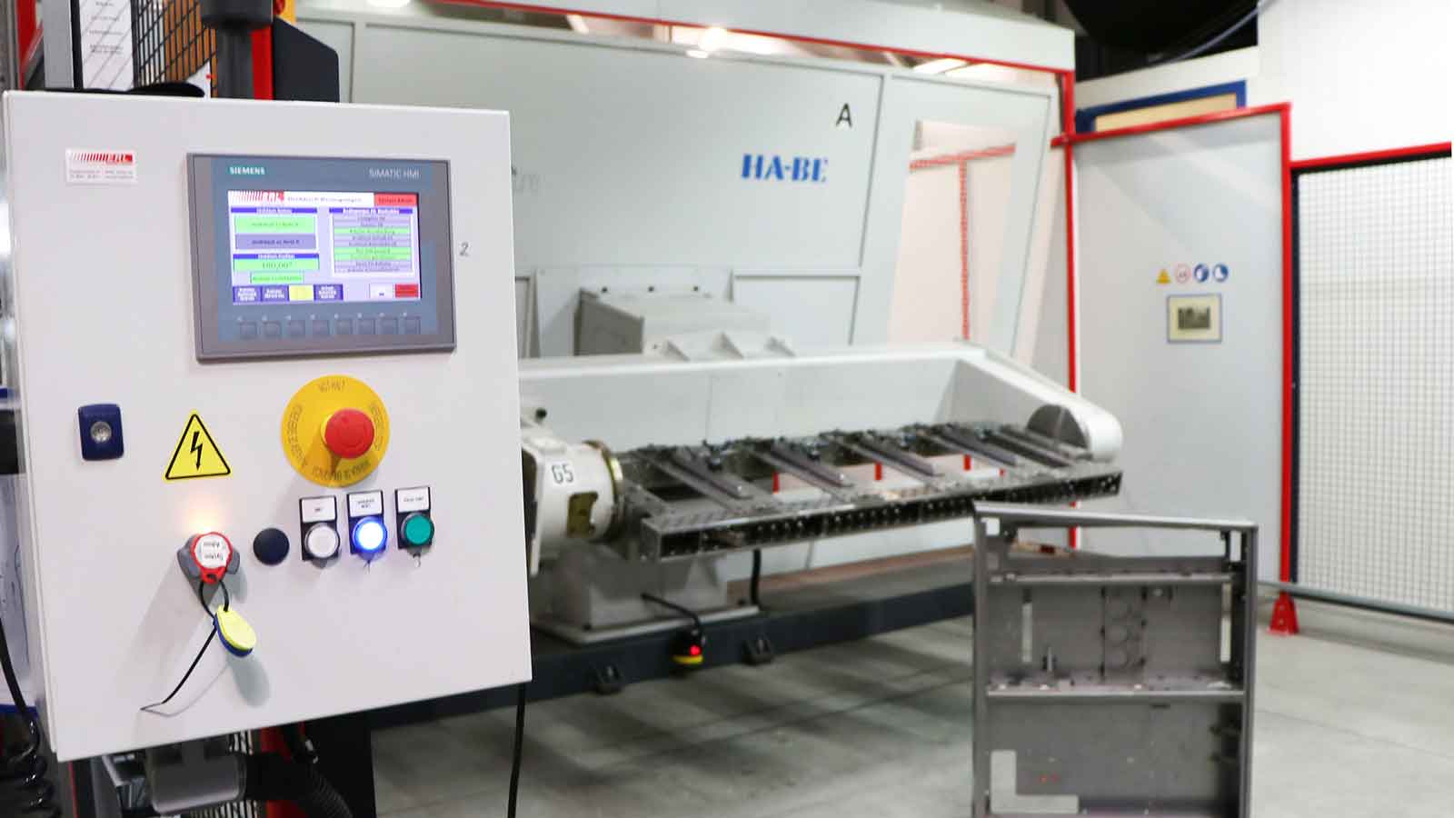 Über eine zentrale Steuerungseinheit können Schweißprogramme ausgewählt und verschiedene Information abgefragt werden.