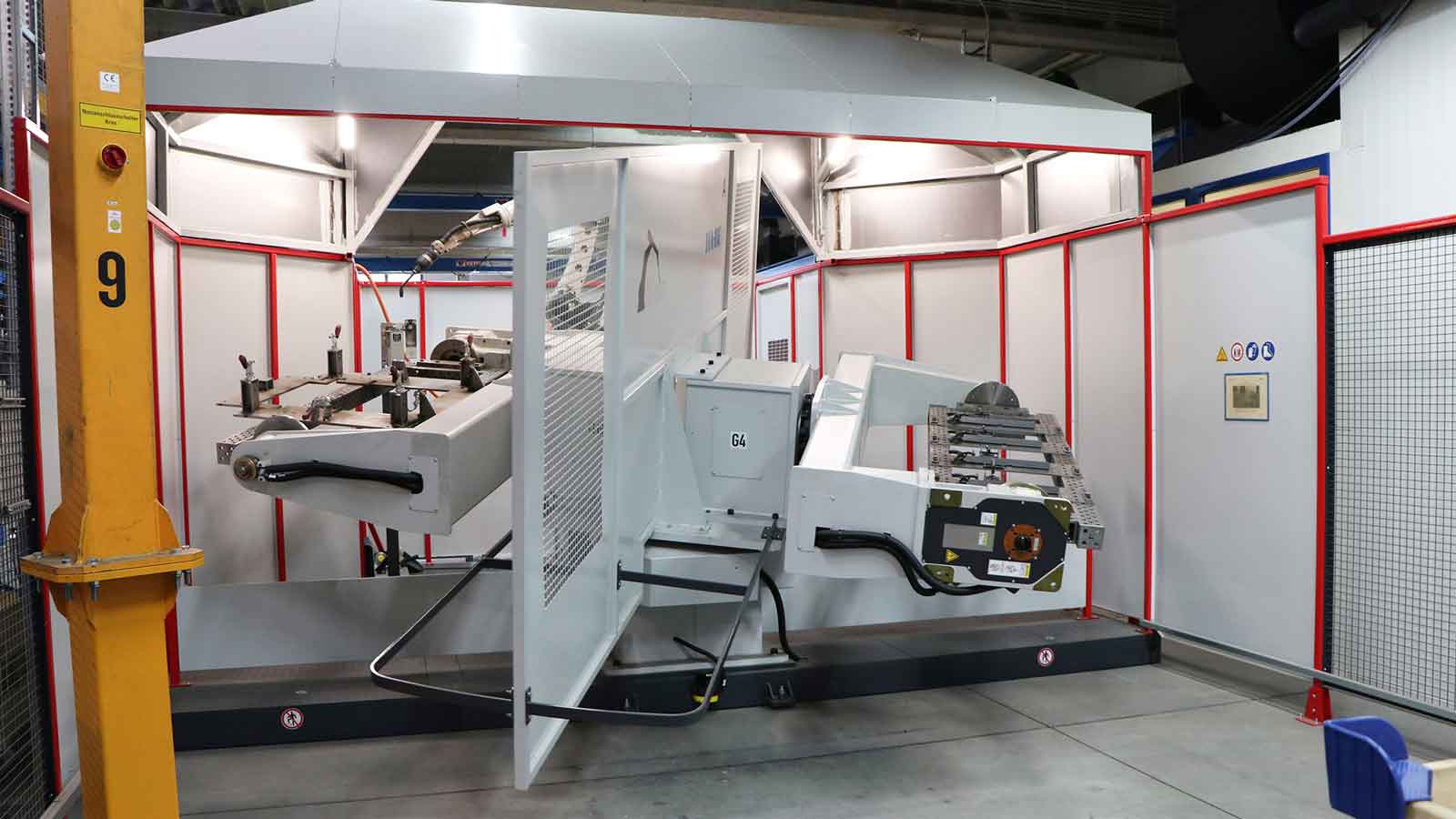 Per 180°-Takttisch werden die zu schweißenden Bauteile dem Arbeitsbereich des Roboters zugeführt.